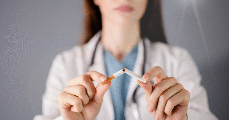 Cigarettát kettétörő női kéz