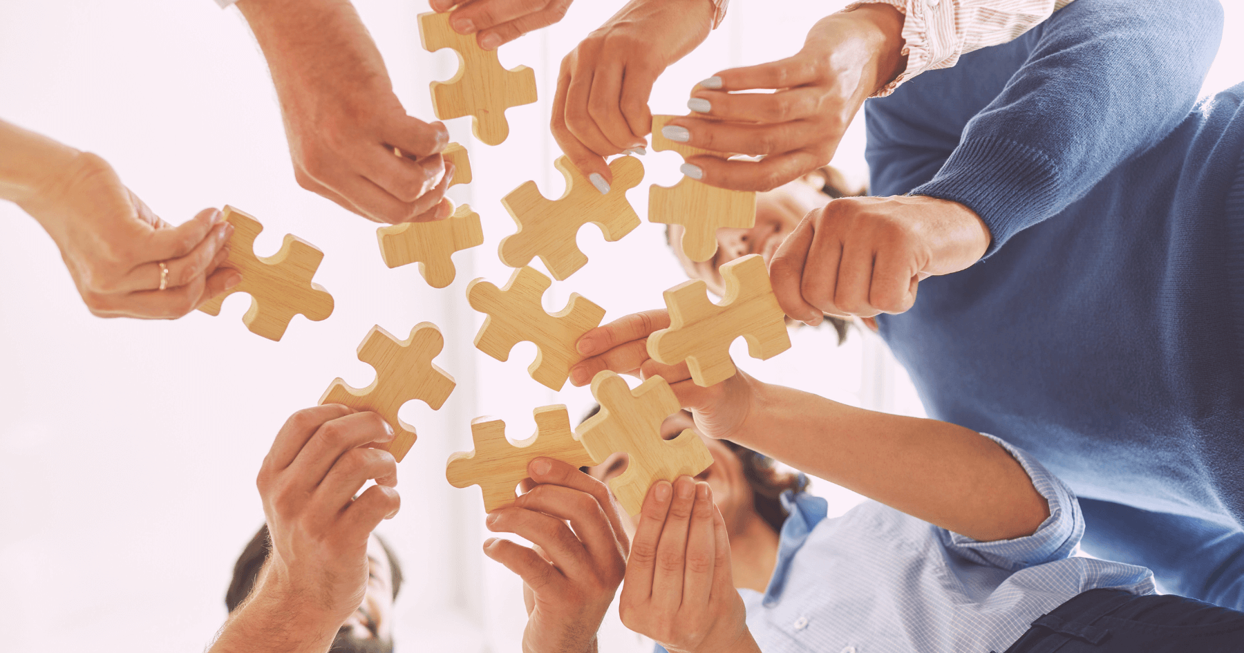 Puzzle-t összerakó coachok csapata