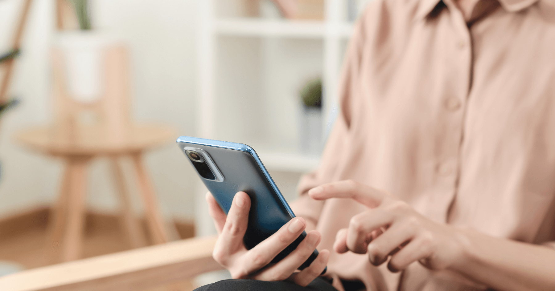 Telefont tartó női kéz