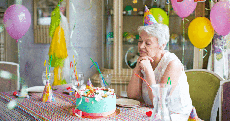 Idősebb nő születésnapi tortával