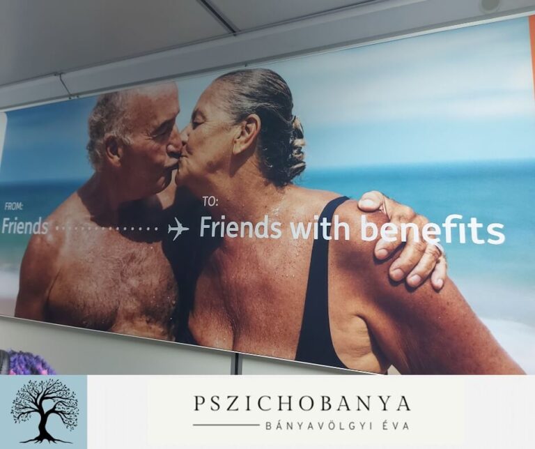 Csókolózó idősebb fürdőruhás pár