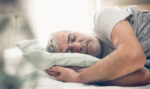 Alvó idősebb férfi