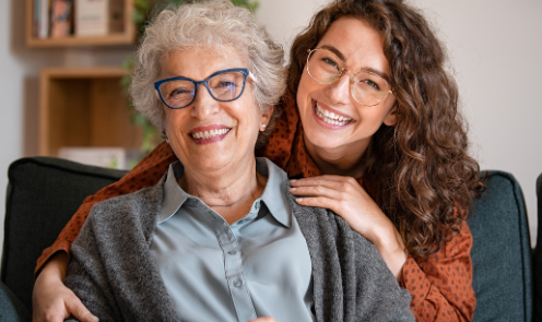 Idős hozzátartozót átölelő fiatalabb nő