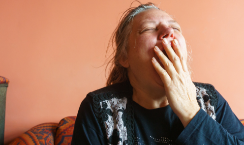 Ásító idősebb nő