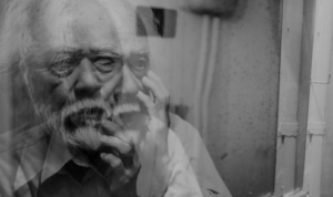 Fekete-fehér kép idős férfiról