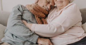 Idős férfit átölelő nő