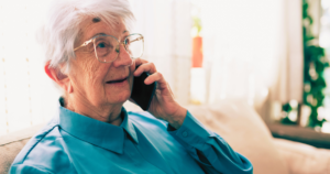 Vidáman telefonáló idős nő