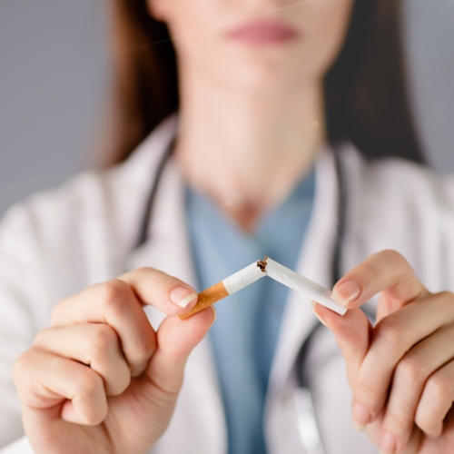 Cigarettát kettétörő női kéz