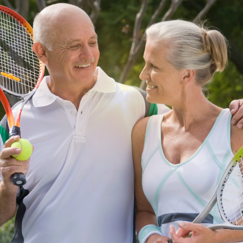 Idősebb pár teniszütőkkel