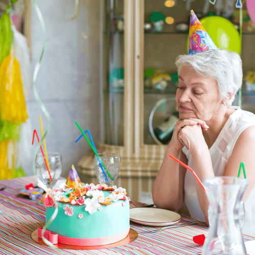 Idősebb nő születésnapi tortával
