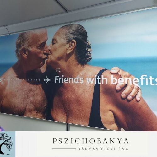 Csókolózó idősebb fürdőruhás pár